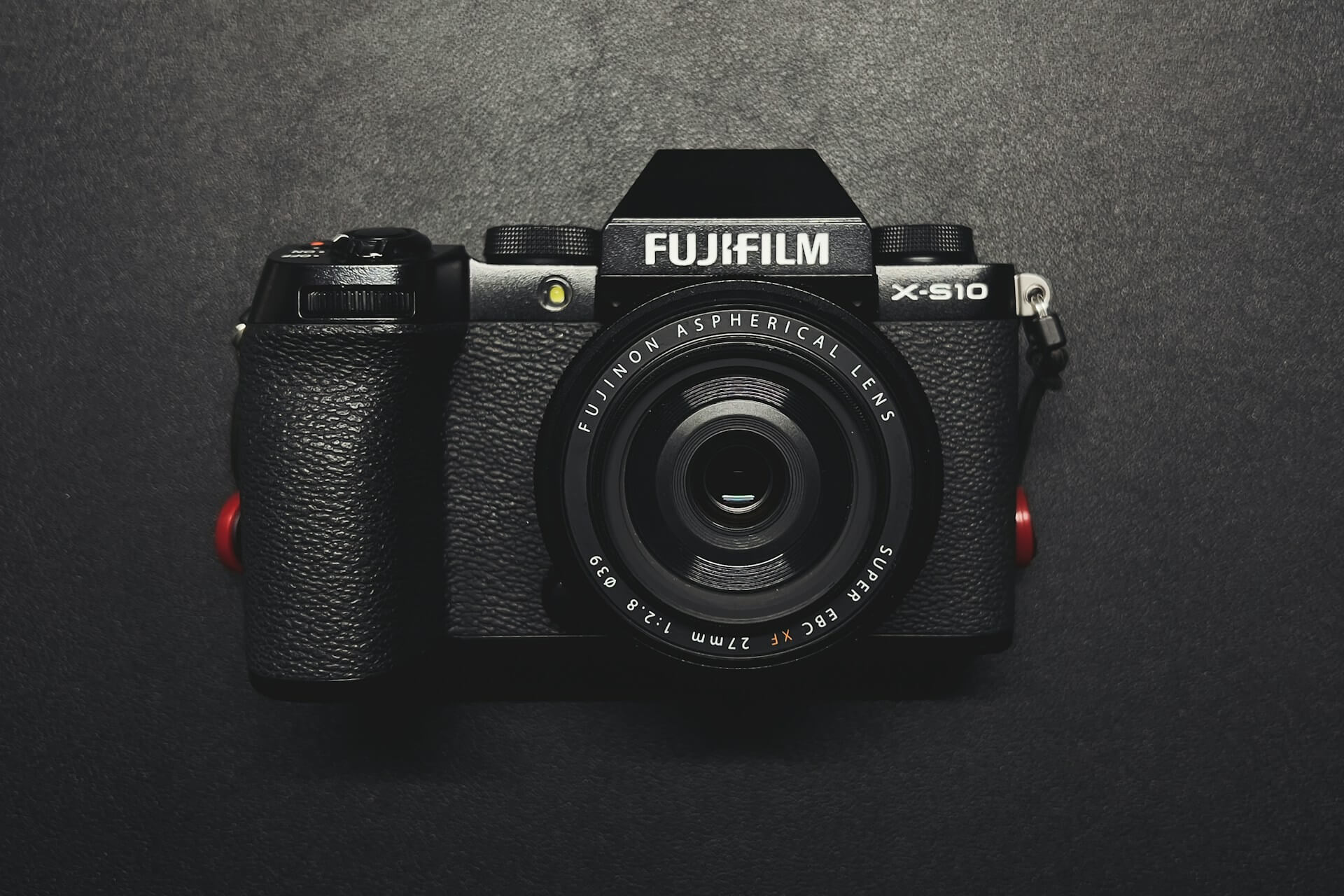 Fujifilm X-S10 fényképezőgép kompakt 27mm f/2.8 pancake objektívvel. Fekete Fujifilm X-S10 tükör nélküli fényképezőgép felülnézetből, Fujinon XF 27mm f/2.8 R WR pancake objektívvel felszerelve.